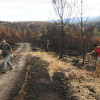 Voluntarios esparcen paja en los montes quemados en Ponte Caldelas