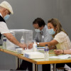Gente votando en las elecciones gallegas del 12J