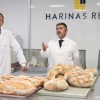 Visita de Alfonso Rueda a la fábrica de Harinas Reyes en O Campiño