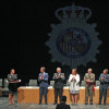 Mesa de autoridades dos actos do Día da Policía 2017, con tan só unha muller. Á esquerda, a policía que portaba as medallas