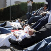 Delegados sindicales se tumban para protestar contra el cierre de camas