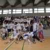Os xogadores do Cisne celebran o título de liga tras vencer a BM Ártabro