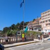Izado de la bandera azul en la playa de Caneliñas
