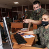 Capitán Crespo (detrás), responsable da formación en material legal aos rastrexadores do Ministerio de Defensa na base da Brilat