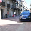 Patrulla da Policía Nacional na rúa Oliva este sábado 14 de marzo pola alerta do coronavirus