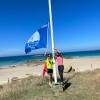 Izado de la bandera azul en la playa de A Lanzada