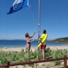Izado de la bandera azul en la playa de Montalvo
