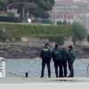 Traslado del cuerpo encontrado en el mar al muelle de Portonovo por la Guardia Civil