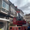 Bombeiros de Pontevedra interveñen nunha fachada da rúa Oliva ante os desprendementos causados por Miguel