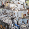 Derribo de una vivienda en la avenida de A Barca, en Poio