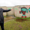 Antón Castro, comisario da Illa das Esculturas, sinala os grafitis que atentan contra o 'Labirinto de Pontevedra' de Robert Morris