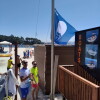 Izado de la bandera azul en la playa de Baltar