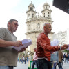 Los trabajadores de Elnosa reparten panfletos en la calle