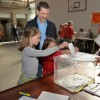 Jacobo Moreira, votando en el colegio Froebel