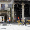 Traballos de desentullo do edificio incendiado na Ferrería