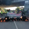 Barricada dos traballadores de ENCE interrompendo o tráfico cara a Marín