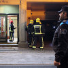 Intervención de la Policía Local y los bomberos en la calle Joaquín Costa