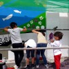 Familiares das protagonistas e veciños pintan o mural 'Mulleres de Pontevedra na Historia'