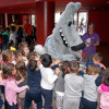 Orbil, el lobo del Salón do Libro, salió a saludar a los niños al acabar la función