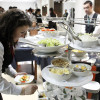 Os alumnos do CIFP Carlos Oroza prepáranse para servir o buffet dos Premios Príncipe de Asturias