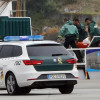 Traslado del cuerpo encontrado en el mar al muelle de Portonovo por la Guardia Civil