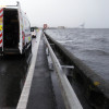 El mar inunda la autovía de Marín