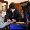 Antonio Fernández y Remedios Santos  toman la huella de un usuario en su vivienda con el equipo móvil de renovación del DNI
