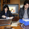 Antonio Fernández y Remedios Santos utilizan el equipo móvil de renovación del DNI en una casa de Marín