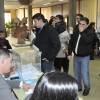 Gente votando en el Centro Galego de Tecnificación Deportiva
