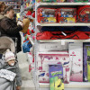 Compras en una juguetería de Pontevedra para los Reyes Magos