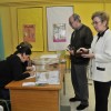 Votantes en el colegio de A Laxe (Marín)