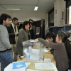 Xente votando na Biblioteca de Marín