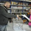 Un votante deposita a súa papeleta no colexio de A Laxe (Marín)
