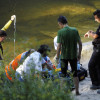 El cabo Vicente Ferrería (camiseta verde) se echó al agua para rescatar al pescador del río Lérez