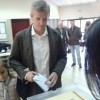 Alfonso Rueda votando, acompañado de su hija, votando en el Centro Galego de Tecnificación Deportiva