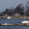 Dispositivo en el puerto de O Grove tras el incendio en un catamarán 