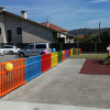 As familias do Colexio de Parada Campañó arranxan o parque infantil