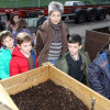Os escolares do Marcos da Portela plantan árbores co compost de Monte Porreiro