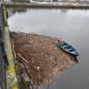 Retiran un tronco e arrastres do río na ponte do Burgo
