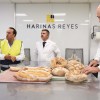 Visita de Alfonso Rueda á fábrica de Harinas Reyes no Campiño