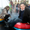  El alcalde y varias concejalas se lanzan en flotador por la rampa instalada en la Plaza de España