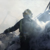 Tarefas de extinción do incendio no catamarán 'Boramar', totalmente calcinado e embarrancado na Toxa