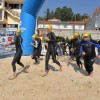 Participantes en la primera travesía a nado entre Combarro y la isla de Tambo