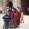 Mulleres na porta de Bab al Manjana