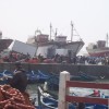 Mariñeiros a desembarcar as capturas