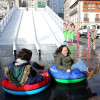  El alcalde y varias concejalas se lanzan en flotador por la rampa instalada en la Plaza de España