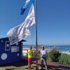Izado de la bandera azul en la playa de Areas