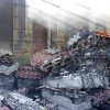 Restos de cascallos que arderon nunha nave abandonada na Reigosa