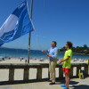 Izado de la bandera azul en la playa de Silgar