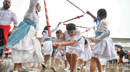 A chuvia non impide a danza de espadas en Marín